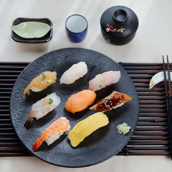 맛있는 그릇가게 국산 블랙매트 스시접시 일식 이자카야 오마카세 원형접시